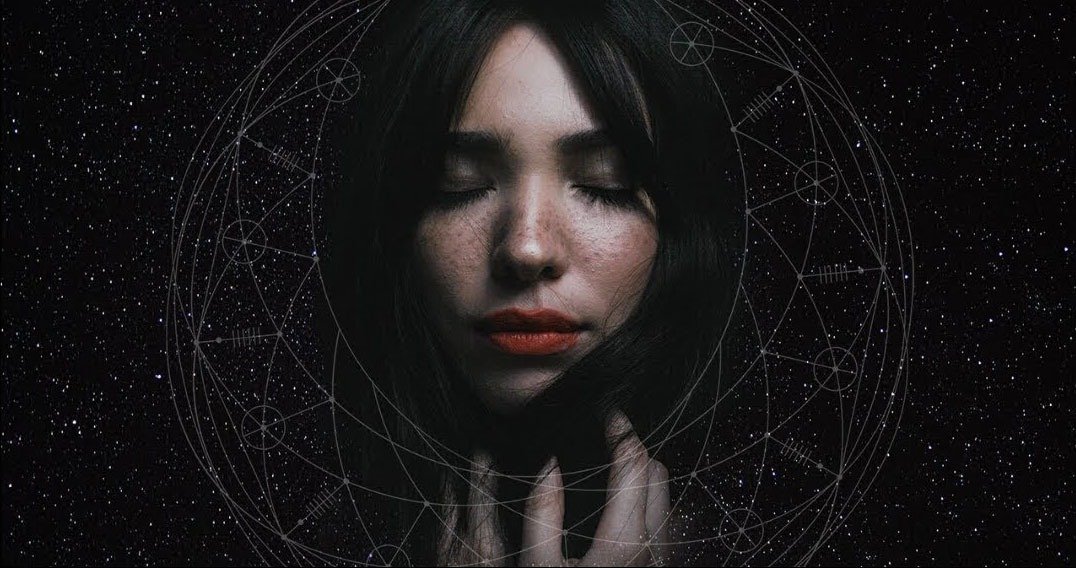 Gerçek özgürlüğün başkalarının bize giydirdiği tanı değil kendi özbenliğimize verdiğimiz