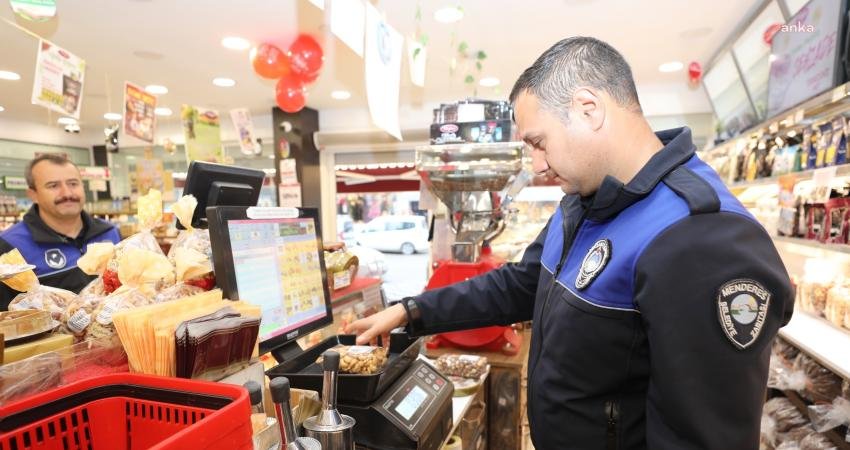 Menderes Belediyesi tarafından yeni yıl öncesi kuruyemiş dükkanları ve pastanelerde
