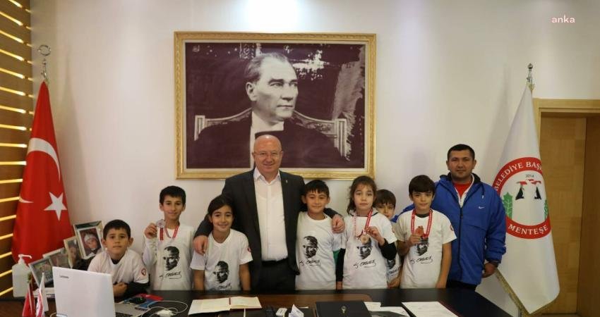 Muğla'nın Ula ilçesinde düzenlenen Büyük Atatürk Koşusu'nda Menteşe Belediyesi Atletizm