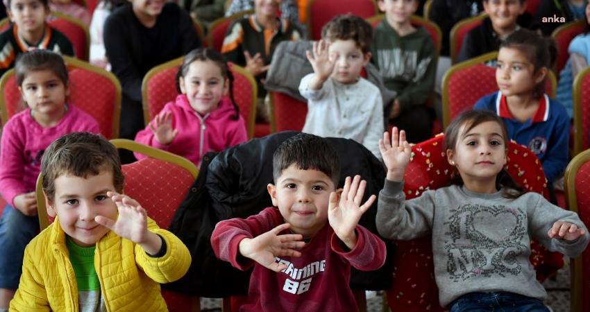 ‘Tiyatro izlemeyen çocuk kalmasın’ şiarıyla Mersin’in tüm ilçelerini tiyatroyla buluşturan