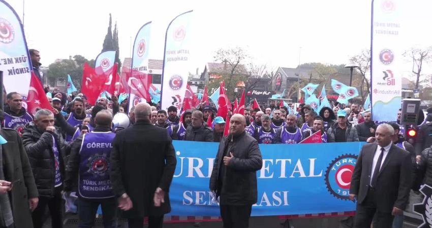Türk Metal Sendikası üyeleri, işveren Türkiye Metal Sanayicileri Sendikası'nın (MESS)