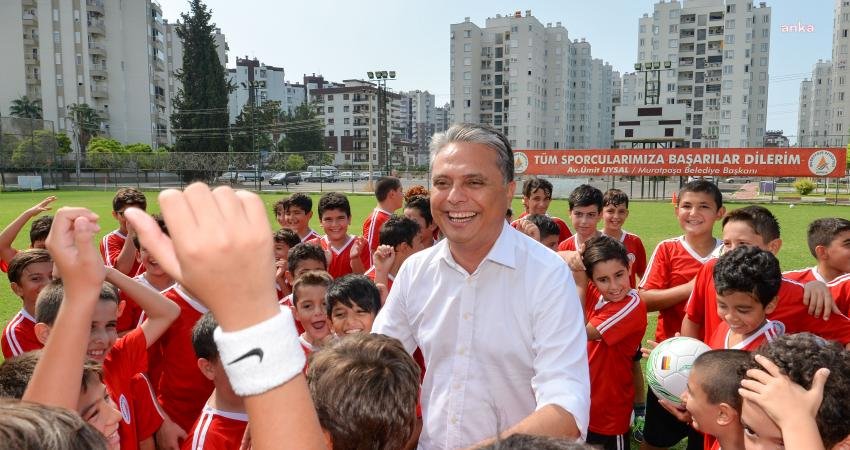 Muratpaşa Belediye Başkanı Ümit Uysal, ilçedeki 94 amatör spor kulübüne