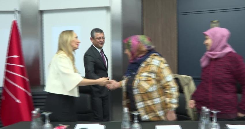CHP Genel Başkanı Özgür Özel, Agrobay’dan atılan Tarım-Sen üyesi işçilerle
