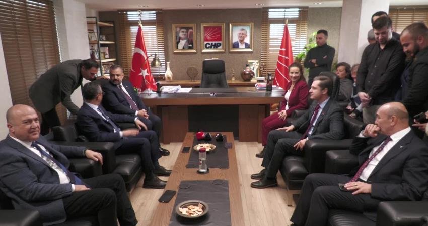 CHP Genel Başkanı Özgür Özel, CHP İzmir İl Başkanlığı’nda; “Buradaki