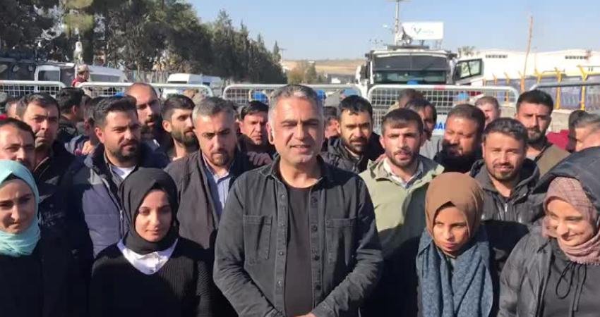 Şanlıurfa Organize Sanayi Bölgesi'ndeki Özak Tekstil'de çalışan işçilerin, Öz İplik