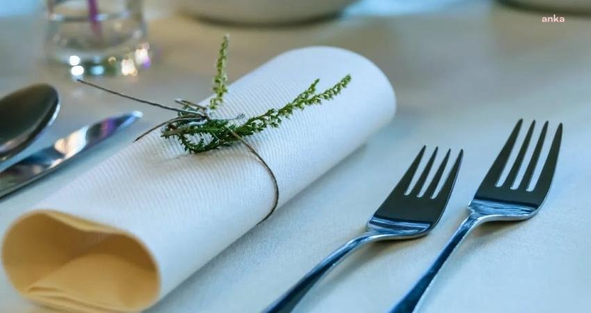 Sofra estetiği, yemek servisi sırasında kullanılan malzemelerin düzenlenmesi ve sunumunun