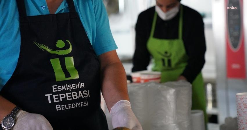 Tepebaşı Belediyesi’nin Nihal-İsmail Akçura Aşevi’nde, günlük hazırlanan yemekler ihtiyaç sahibi