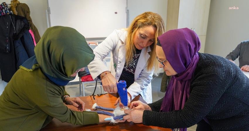 Tepebaşı Belediyesi’nin Belde Evleri’nde düzenlenen dekoratif el sanatları kursuna katılan