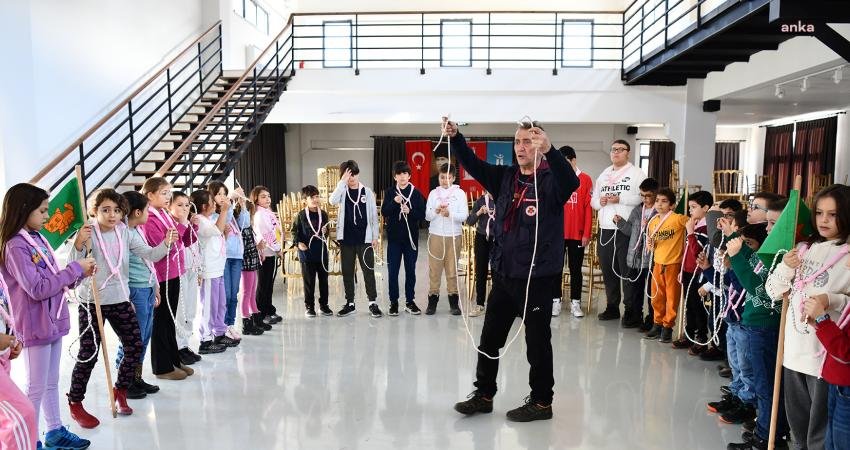 Tepebaşı Belediyesi tarafından gerçekleştirilen İklim İzcileri programına katılan çocuklar izciliği