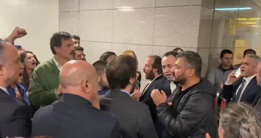 TİP üyeleri ve avukatlar,  İstanbul 13. Ağır Ceza Mahkemesi'nin sabah