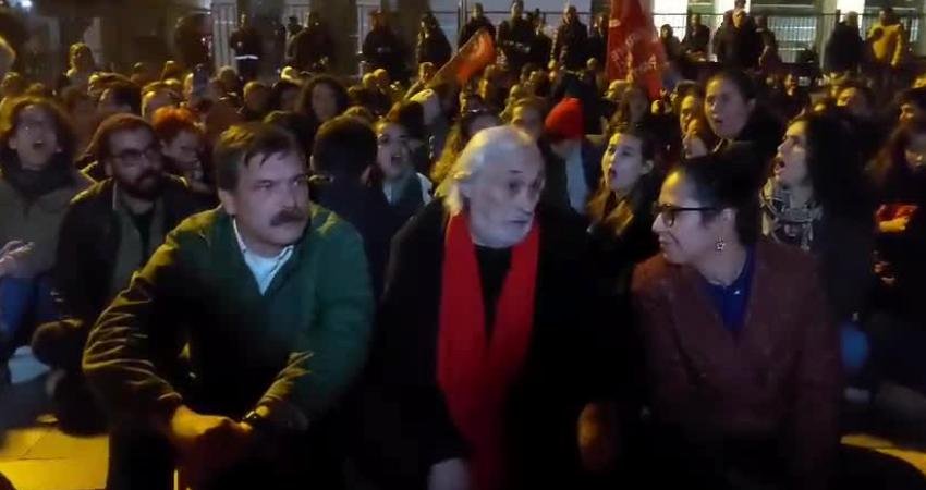 Usta sanatçı Müjdat Gezen, Çağlayan Adliyesi önünde başlatılan oturma eylemine