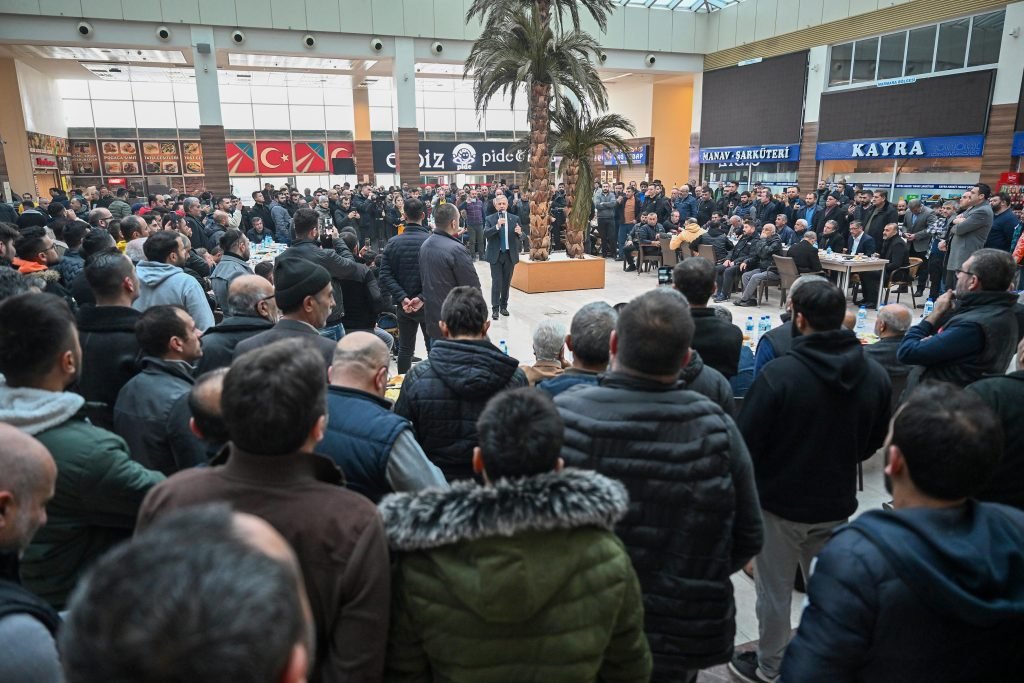 mansur-yavas-kamyoncu-ve-nakliyeci-esnafiyla-bulustu-5-yildir-ankaranin-parasini-carcur-etmeden-calistik