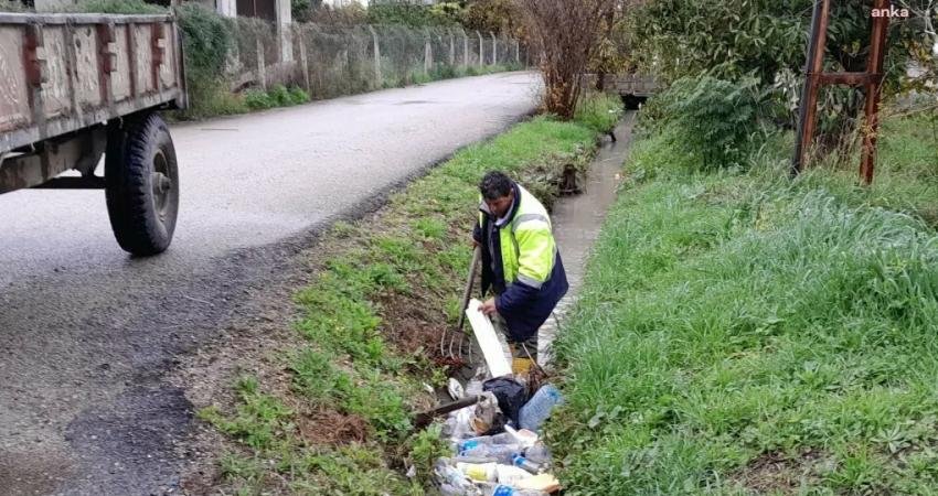 Arsuz Belediyesi saha ekipleri, şiddetli yağıştan etkilenen mahallelerde çalışmalarını aralıksız