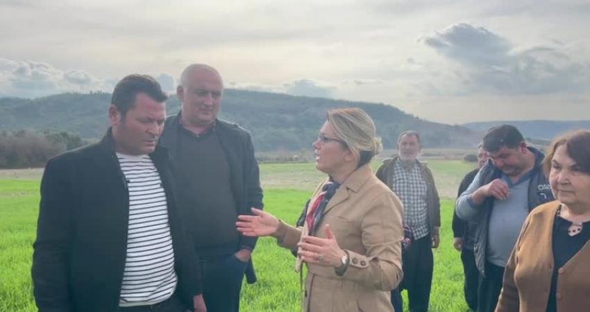 Osmaniye'nin merkeze bağlı Sarpınağzı köyünde köylülerin sorunlarını dinleyen CHP Osmaniye