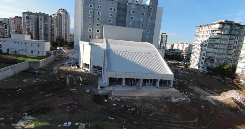 Atakum Belediye Başkanı Cemil Deveci, 2012 yılında Çok Amaçlı Salon