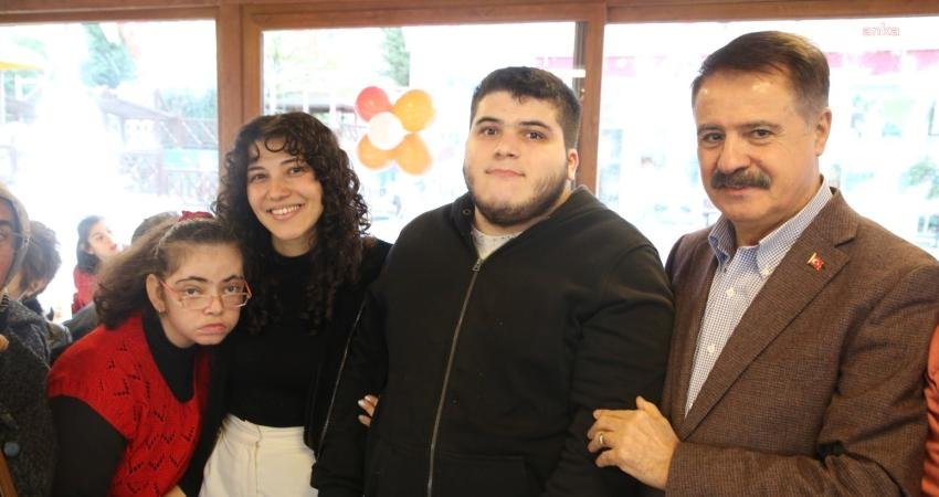 Engelsiz Yaşam Park’ta düzenlenen yılbaşı programına katılan Atakum Belediye Başkanı