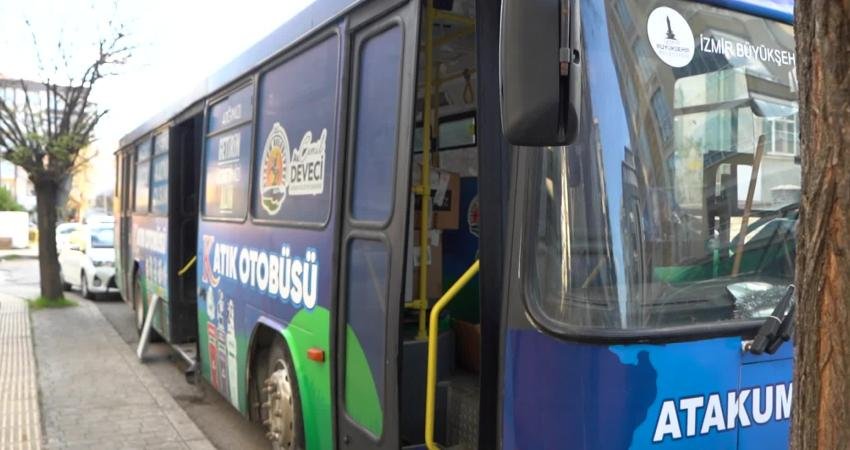 Atakum Belediyesi’nin geri dönüştürülebilir atıkları ücret karşılığında toplayan “Katık Otobüsü”,