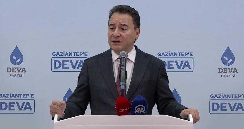 Babacan, Filistin Yürüyüşünde Bir Kişiye Yumruk Attığı İçin Tutuklanan Üniversite Öğrencisine Seslendi: “Seni de Diğer Genç Arkadaşlarımızı da Ayrımcı İdeolojilere Teslim Etmeyeceğiz” DEVA Partisi Genel Başkanı Ali Babacan, Gaziantep’te; “Şehitlerimize Rahmet, Filistin’e