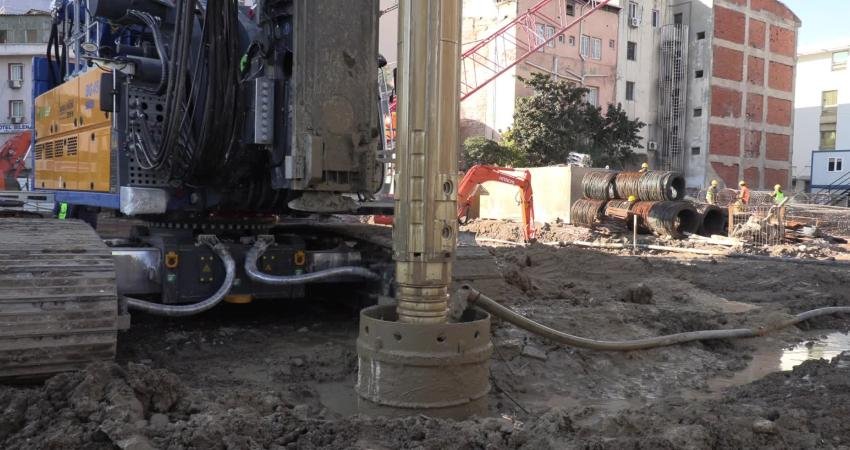 Belediyenin yeni hizmet binasının inşaat alanında incelemelerde bulunan Konak Belediye