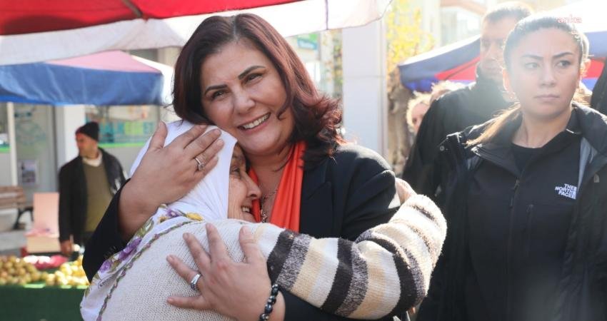 Aydın Büyükşehir Belediye Başkanı Özlem Çerçioğlu, Efeler Çarşamba Pazarı’nda vatandaşlarla