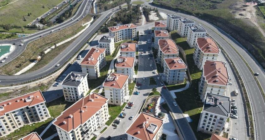 Bayraklı Belediye Başkanı Serdar Sandal, Cengizhan’daki TOKİ konutlarını ziyareti sırasında