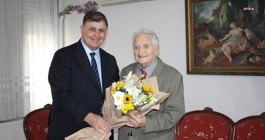 Karşıyaka Belediye Başkanı Dr. Cemil Tugay, Karşıyaka’da yaşayan 98 yaşındaki