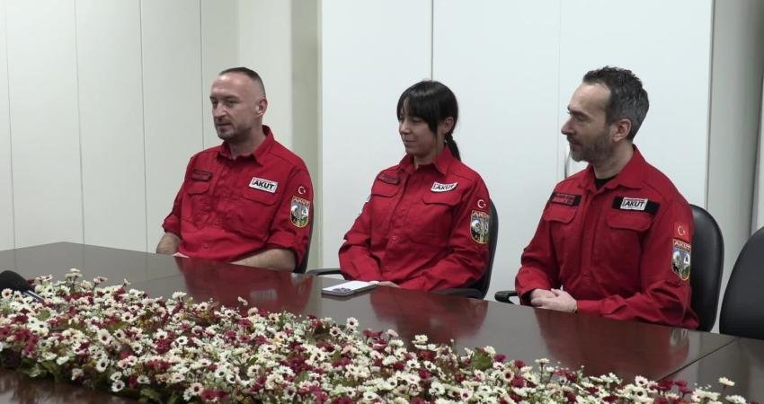 Konak Belediye Başkanı Abdül Batur, makamında konuk ettiği AKUT Arama