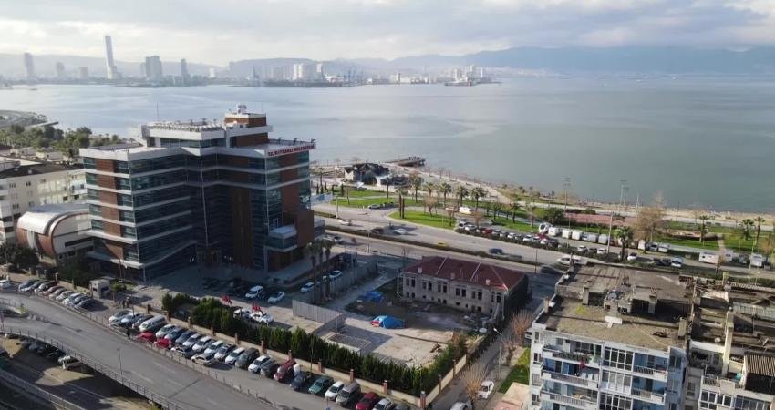 Bayraklı Belediyesi, ana hizmet binası bahçesinde yer alan tarihi üçüz