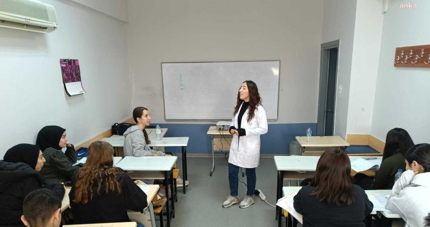 Bayraklı Belediyesi Sosyal Etkinlik Merkezi’nde ücretsiz sınavlara hazırlanan 8 ve