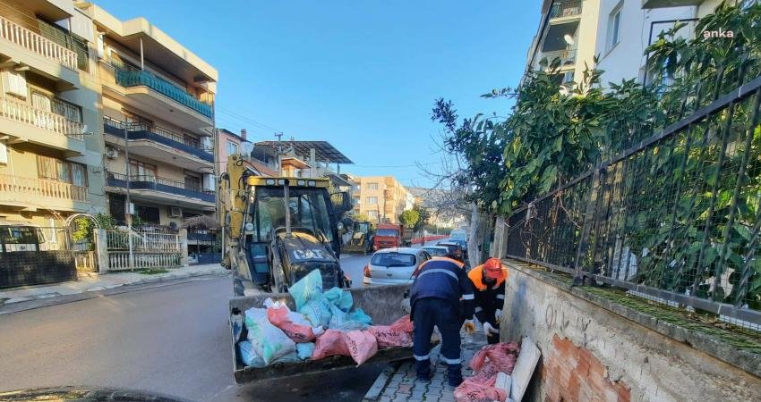 Bayraklı’nın 24 mahallesinde temizlik ve hijyen çalışmalarını aralıksız sürdüren Bayraklı