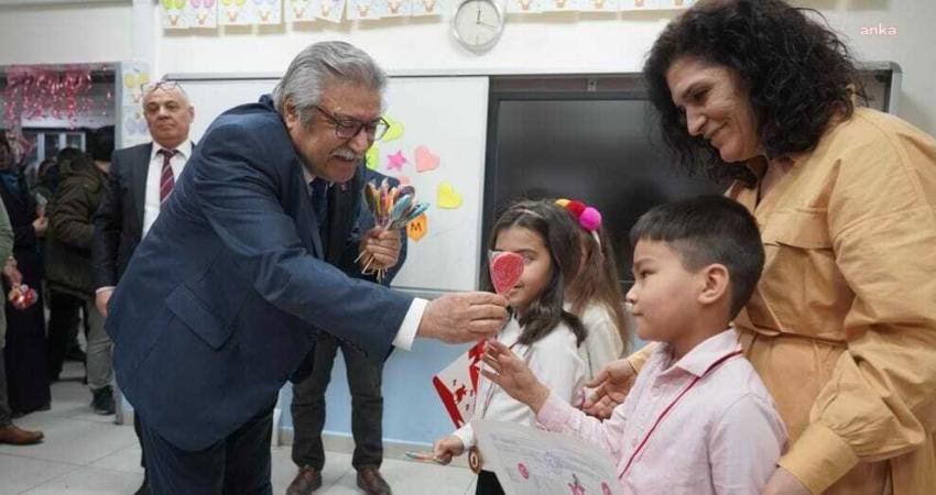 Bilecik Belediye Başkanı Mustafa Sadık Kaya, Atatürk İlkokulu öğrencilerini ziyaret ederek,