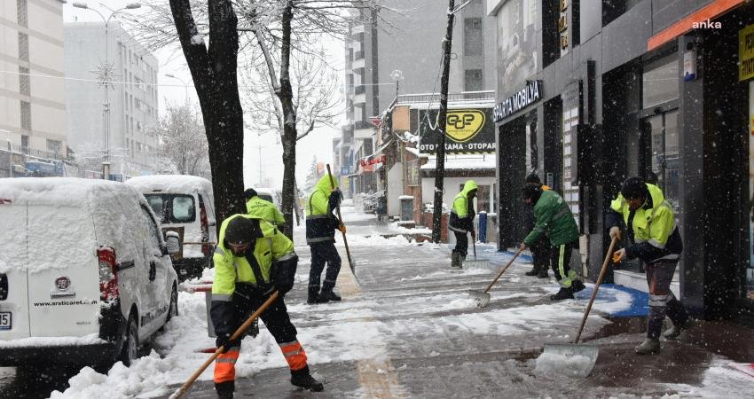 Bozüyük’te dün akşam saatlerinden itibaren etkili olmaya başlayan yoğun kar yağışı nedeni