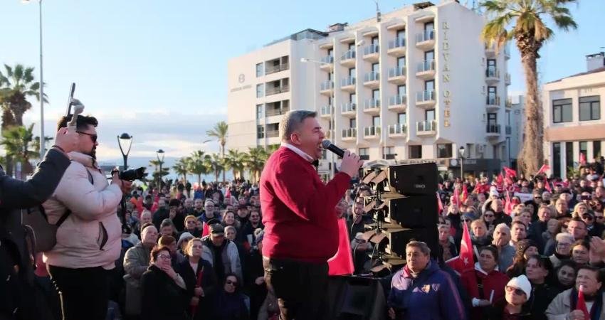 CHP'den aday gösterilmemesi sonrası Çeşme Meydanı'nda miting düzenleyen Çeşme Belediye