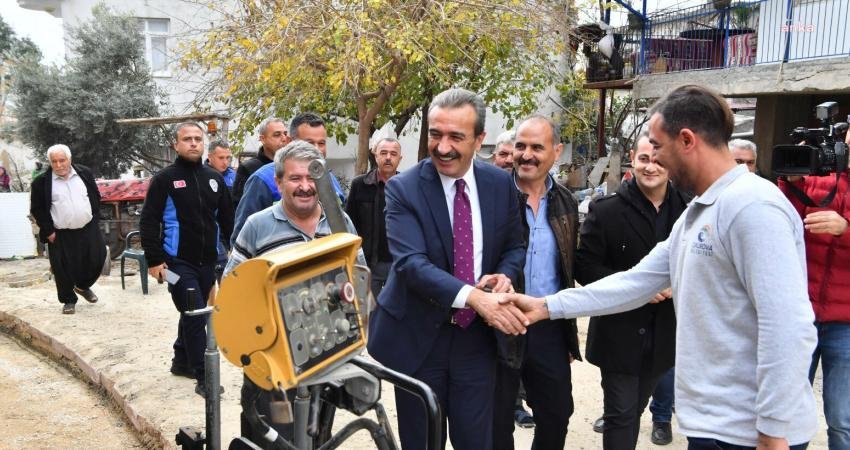 Çukurova Belediye Başkanı Soner Çetin, asfalt çalışmalarını denetlemek için gittiği