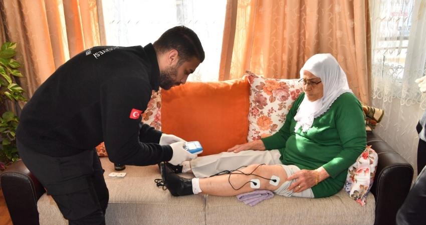 Çukurova Belediyesi, ücretsiz olarak sunduğu evde fizik tedavi hizmeti ile