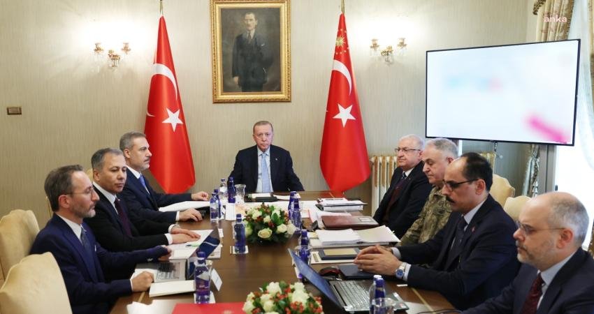 Cumhurbaşkanı Erdoğan’ın Başkanlığındaki Güvenlik Toplantısı Sona Erdi: “Türkiye, Hangi Bahaneyle ve Sebeple Olursa Olsun Güney Sınırları Boyunca Bir ‘Teröristan’ Kurulmasına Kesinlikle İzin Vermeyecektir” Cumhurbaşkanı Recep Tayyip Erdoğan başkanlığında İstanbul Dolmabahçe Çalışma Ofisi’nde yapılan