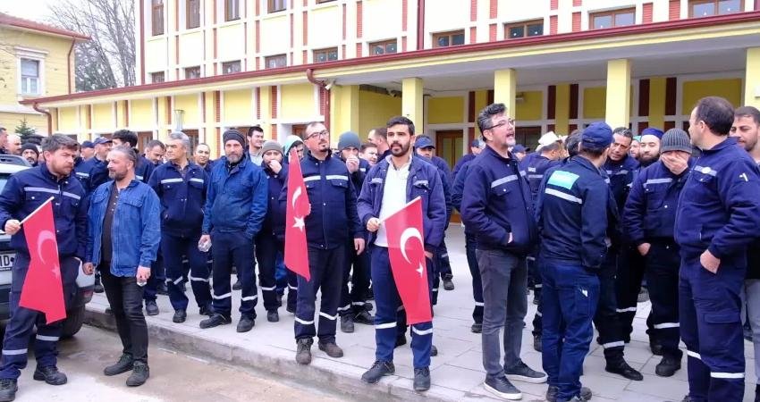Demiryol İş Sendikası üyesi işçiler, bugün Eskişehir Tren Garı önünde