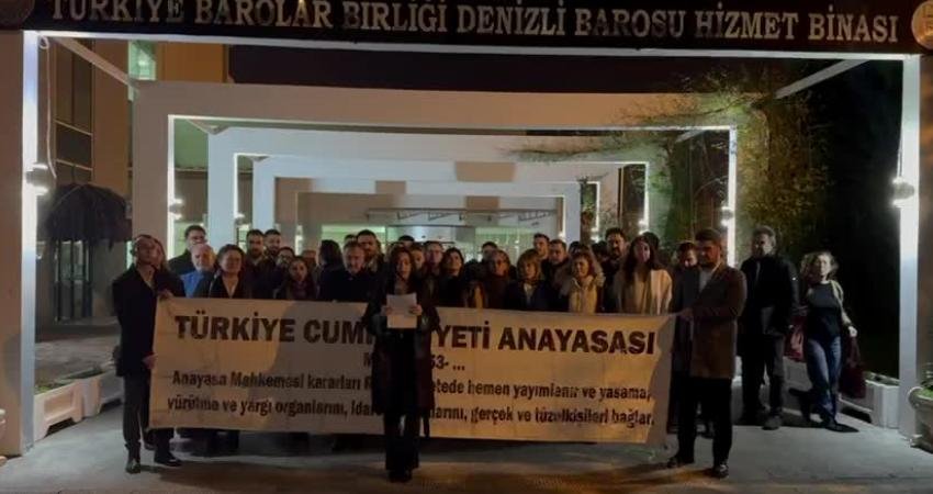 Denizli Barosu üyesi avukatlar dün akşam saatlerinde bir araya gelerek Anayasa