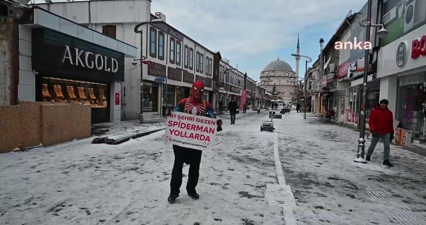 Kahramanmaraş merkezli depremlerden etkilenip, İzmir'den deprem bölgesine giderek çocuklara moral