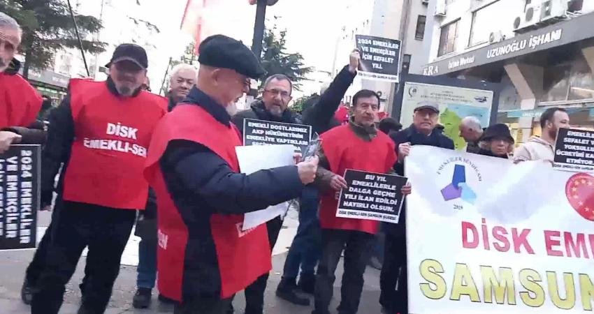 DİSK Emekli-Sen Samsun Şubesi üyeleri, Gazi Müzesi önünde emekli maaşlarını