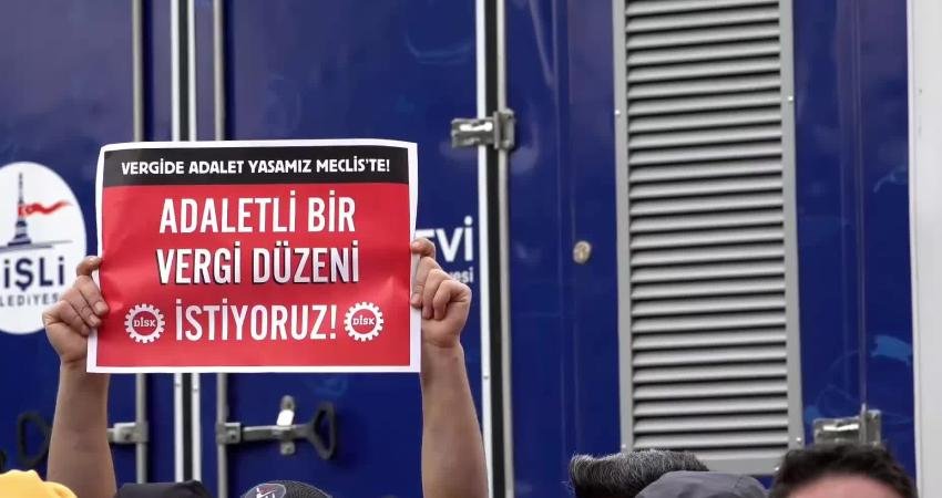 Devrimci İşçi Sendikaları Konfederasyonu (DİSK) üyeleri, vergide adalet talebiyle İstanbul’da