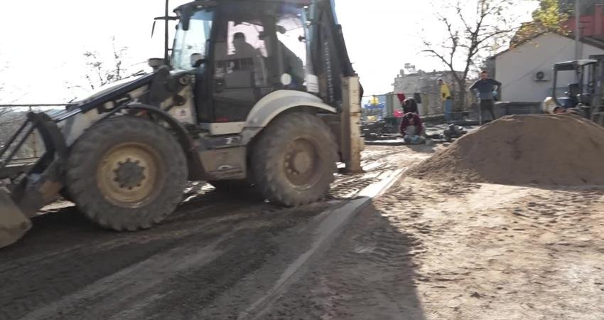 Edremit Belediyesi Avcılar Mahallesi’ndeki meydanı yeniliyor. Vatandaşların talepleri doğrultusunda meydan,