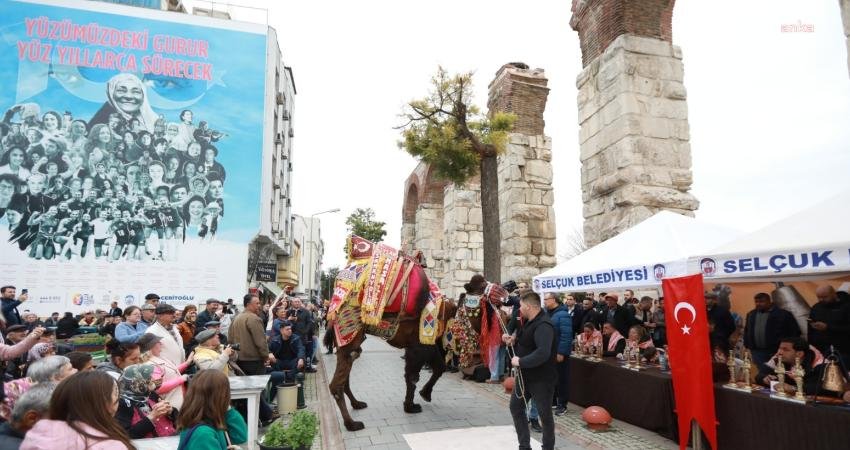42.Uluslararası Efes Selçuk Deve Güreşleri Festivali İstasyon Meydanı’nda düzenlenen 12.