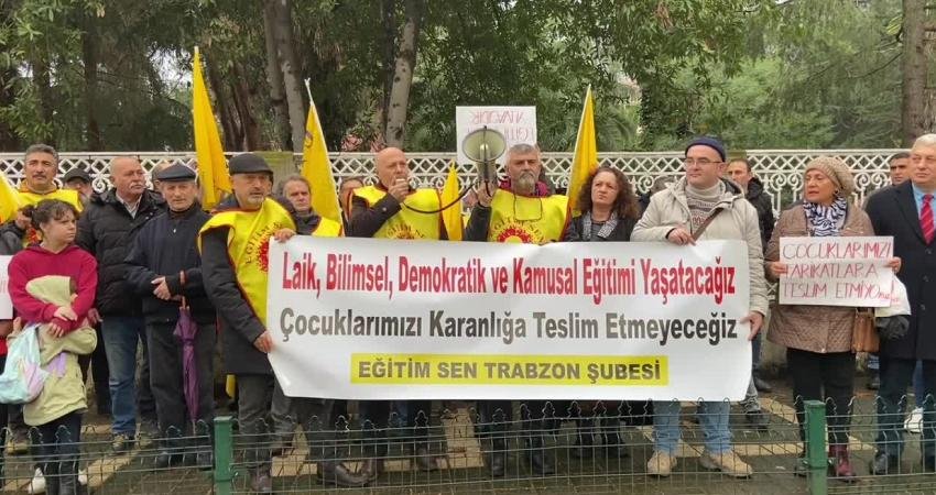 Eğitim Sen Trabzon Şubesi: “Çocuklarımızın Laik Bilimsel Eğitim Hakkını Savunacağız” Eğitim Sen Trabzon Şubesi, eğitimde yaşanan sorunlara dikkat çekmek için Cumhuriyet
