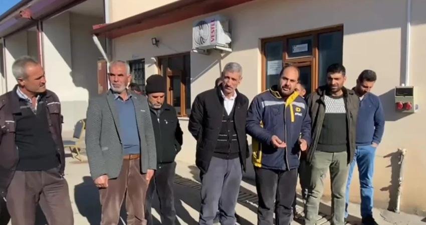 Elazığ’ın Yurtbaşı beldesinde vatandaşlar ve belediye çalışanları, Türkiye Jokey Kulübü