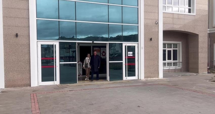 Burdur’da Gazi İlkokulu’nun yıkımı sırasında binanın dış duvarında asılı Türk