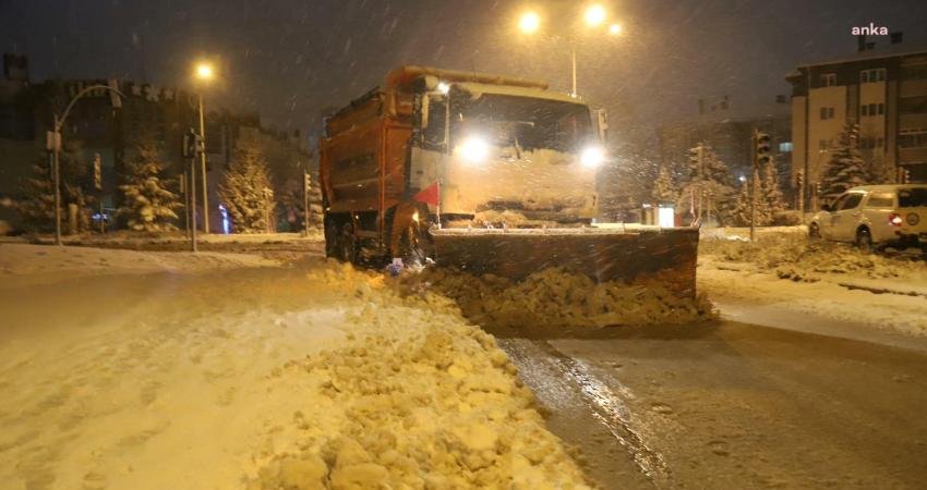 Eskişehir Büyükşehir Belediyesi, etkisini göstermeye başlayan kar yağışıyla birlikte 6