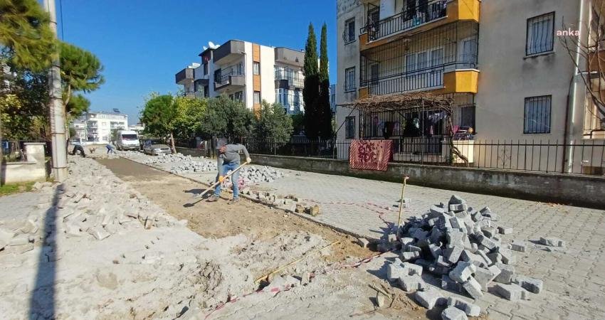 Germencik Belediyesi ekipleri, bir yandan ilçe genelindeki yol yapım ve