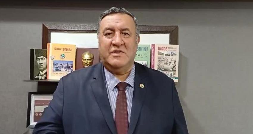 Emeklilere verilen ek maaş zammının yüzde 5'te kalması tepki çekti.