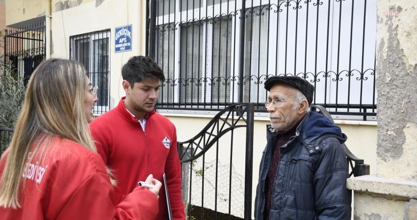 Kuşadası Belediyesi'nin Güvercin Masa bünyesinde kurduğu Gezici Ekip, vatandaşları evlerinde